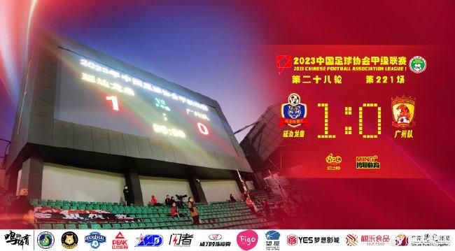 阿森纳1-0埃因霍温第50分钟，埃因霍温后场直塞，佩皮拿球观察一下分球，维特森跟上推射击中球门立柱内侧弹进球门！